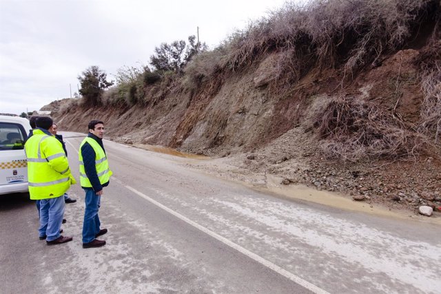 Las brigadas de Diputación continúan solucionando incidencias en carreteras.