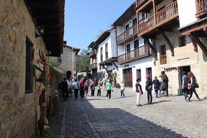 Turistas en Santillana del Mar