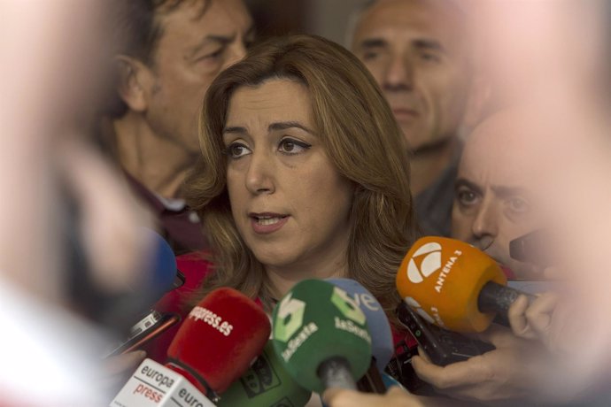 Susana Díaz atiende a los medios tras un desayuno informativo