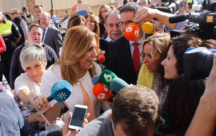 Susana Díaz atendiendo a los medios