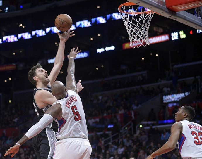 Pau Gasol lanza a canasta en el Clippers-Spurs