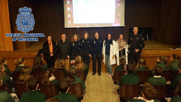 Policía enseña a escolares malagueños a combatir los riesgos de Internet 