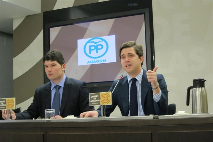 Navarro y Celma (PP) en rueda de prensa este viernes en las Cortes 