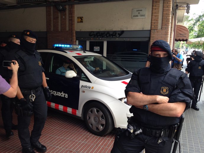 Un coche patrulla de Mossos con un detenido de la operación contra Latin