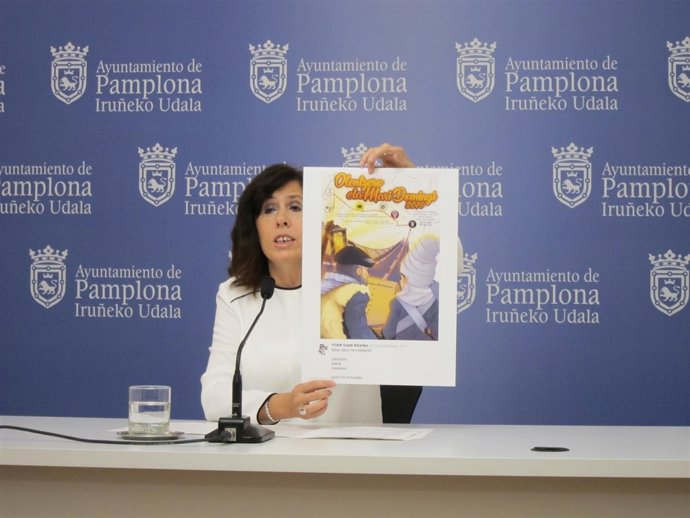 Maite Esporrín muestra el cartel del Olentzero de la Milagrosa