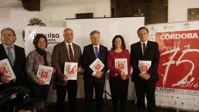 Ruiz (centro), junto a otras autoridades, durante la presentación del libro