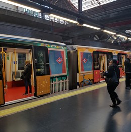El tren tematizado recorre la Línea 6 de Metro.