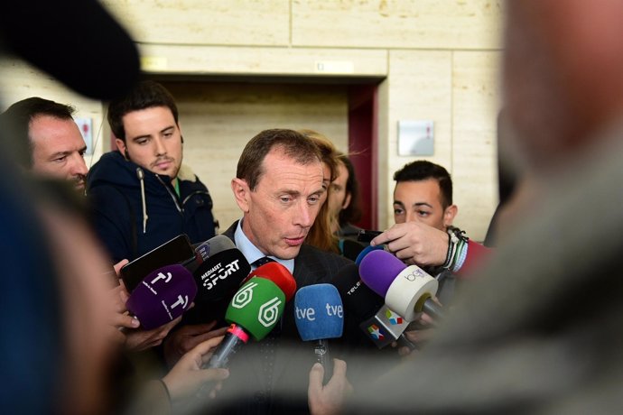 Emilio Butragueño, con los medios en el sorteo de la copa del rey 