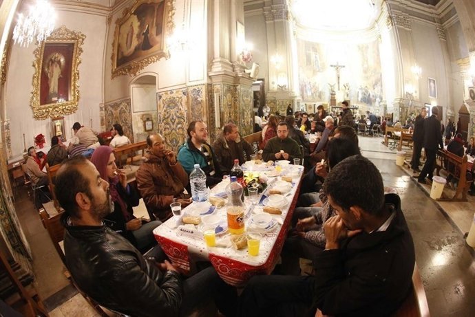 Imagen de archivo de la cena de Navidad en la parroquia