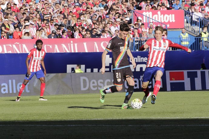 Jozabed presionado por Fernando Torres en el partido Atleti Rayo