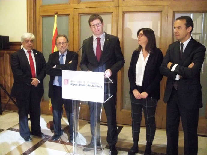 El conseller Carles Mundó firma un convenio sobre justicia gratuita