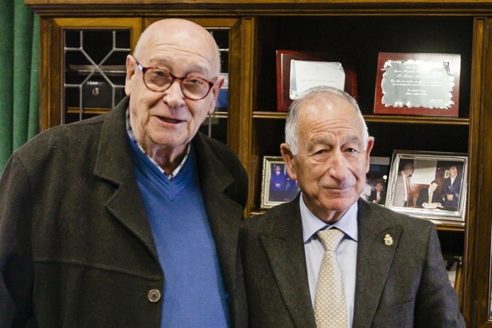 Juan Azorín, presidente del Banco de Alimentos de Almería, con Gabriel Amat.