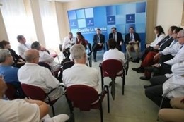 Page reunido con profesionales del Virgen de la Salud