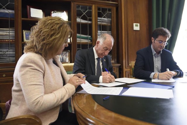 Lourdes Ramos y Francisco Góngora han firmado el convenio con Gabriel Amat.