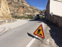 Abierta al tráfico la carretera que une Villanueva y Ojós tras la limpieza de los desprendimientos