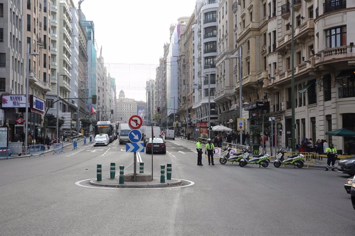 Cortes de tráfico en la calle Gran Vía de Madrid por Navidad