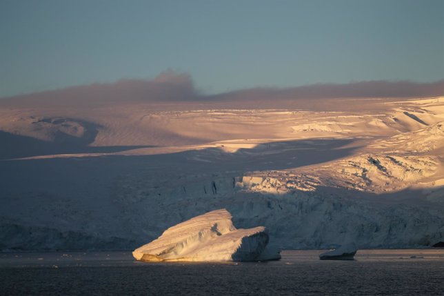 Iceberg frente al glaciar Livingstone 