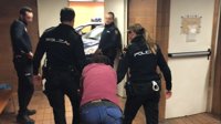 Dos detenidos en Alicante por asaltar y maniatar a dos ancianos y a su hijo en su casa