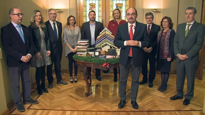 Lambán y los consejeros han felicitado la Navidad entre libros