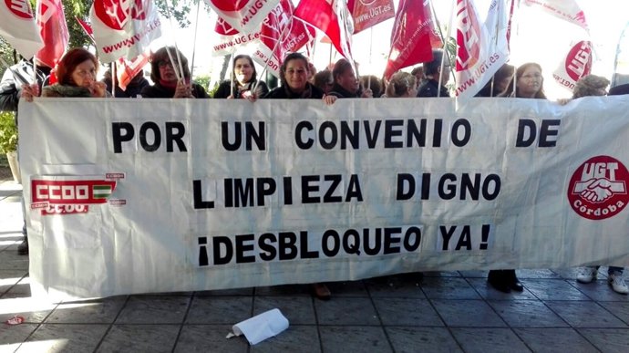 Una concentración de trabajadoras de la limpieza en Cabra