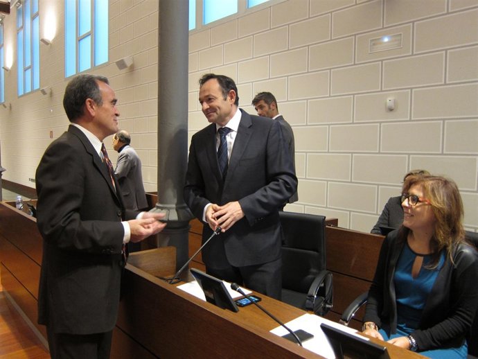 Sánchez Quero saluda al nuevo diputado del PP, Luis José Arrechea