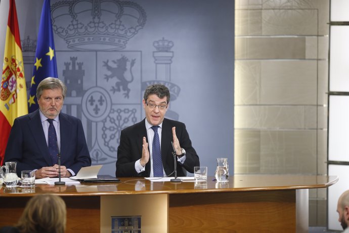 Méndez de Vigo y Álvaro Nadal en el Consejo de Ministros