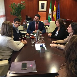 El consejero de Turismo y Deporte, Francisco Javier Fernández, con Ansemac 