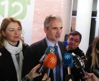 Consejero de Salud respeta la manifestación sanitaria en Huelva pero la ve "precipitada"