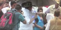 El vicepresidente de Colombia golpea a uno de sus escoltas después de que éste le pisara