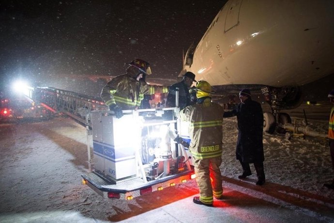 Los bomberos inician el desembarco del pasaje del avión de los Vikings