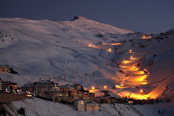 Sierra Nevada abre la temporada de esquí nocturno