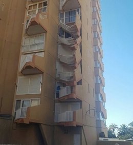 Varios balcones de un edificio de La Manga se derrumban