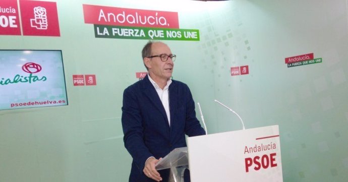 El diputado de PSOE de Huelva, Juan José Díaz Trillo, en rueda de prensa