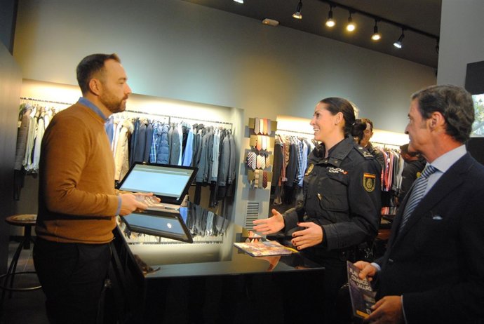 Policía Nacional de Murcia informa sobre la campaña Comercio Seguro 