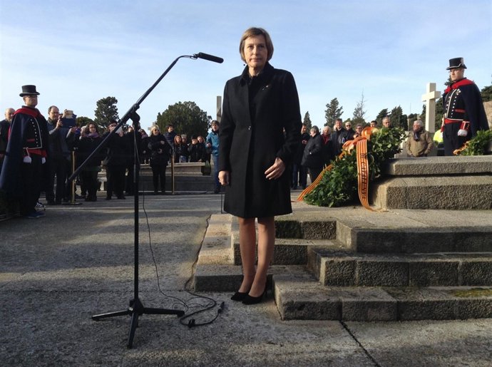 La presidenta del Parlament Carme Focadell en la tumba de Macià