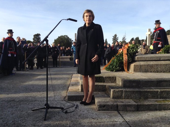 La presidenta del Parlament Carme Focadell en la tumba de Macià
