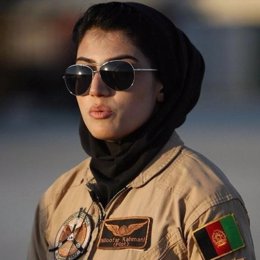 La primera piloto militar afgana, la capitana Niloofar Rahmani