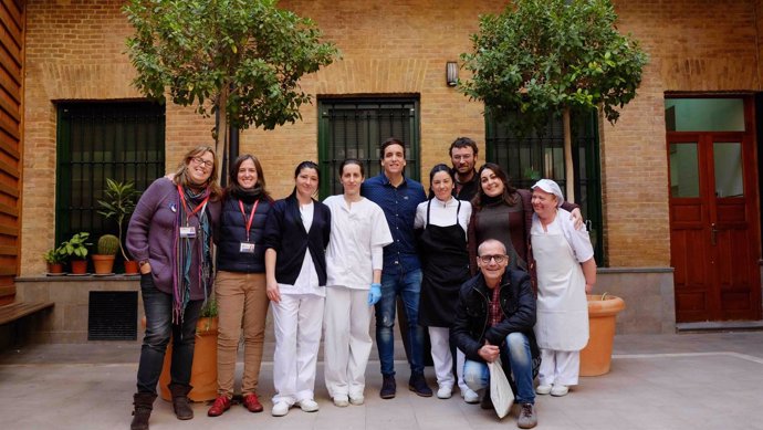Xuso Jones con trabajadores de la Fundación Jesús Abandonado Murcia