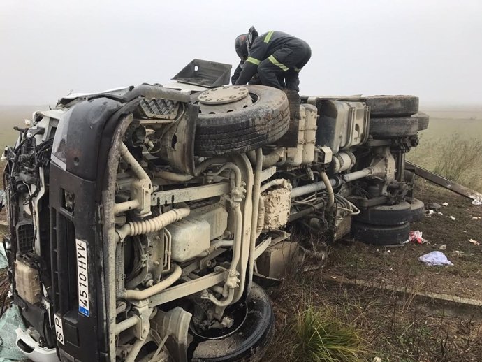 Herido el conductor de un camión de basura al volcar el vehículo.