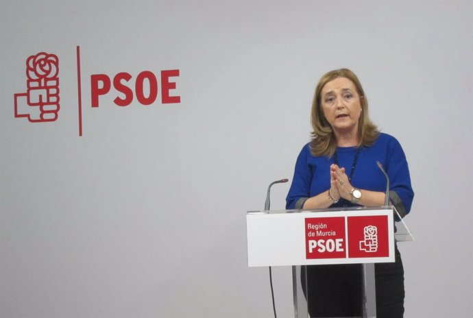 Consuelo Cano durante la rueda de prensa en la sede socialista en Murcia