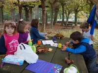 Un colegio de Elorrio traslada las aulas de Educación Infantil a las calles del pueblo