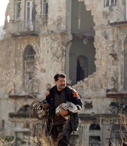 Un hombre en la ciudad siria de Alepo