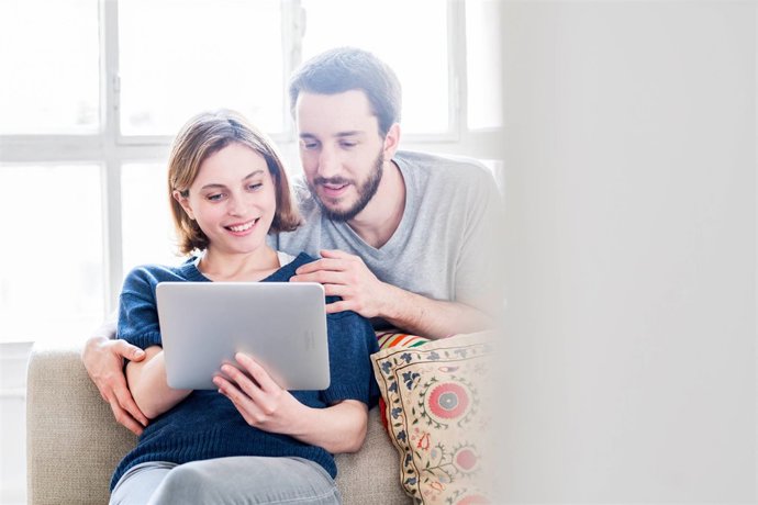 Pareja viendo algo en una tablet