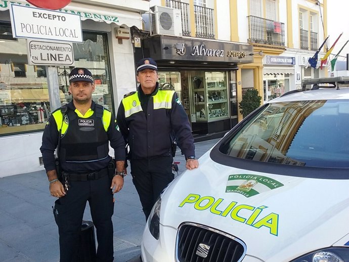 Agentes policía local Marbella ayudan a dar a luz a un bebé