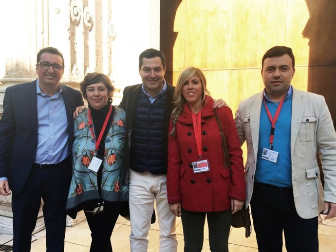 Concejales del PP de Gibraleón junto al presidente del PP-A, Juanma Moreno