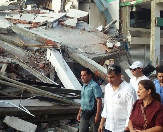  Rafael Correa, en la zona afectada por el terremoto