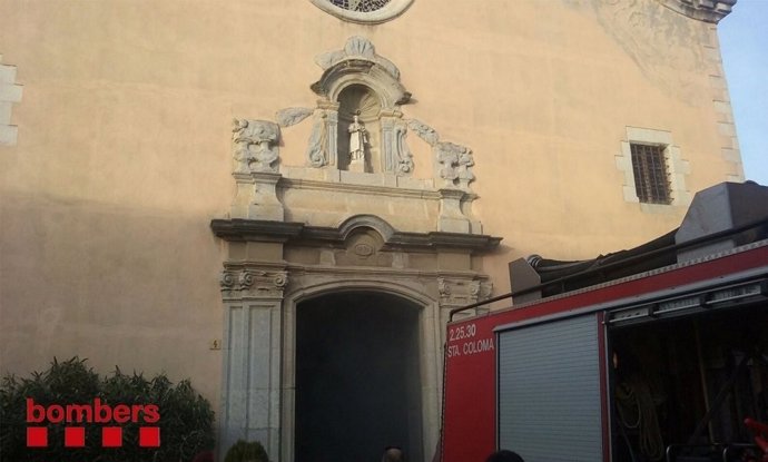 Incendio en la iglesia de Vilobí d'Onyar (Girona)
