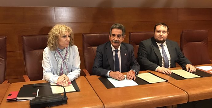 Revilla, Díaz Tezanos y Gómez han firmado el acuerdo este lunes en el Parlamento