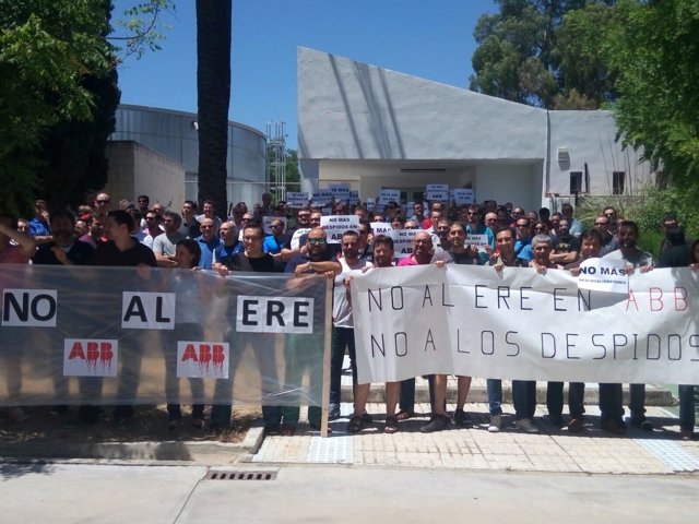 Concentración de trabajadores de ABB en Córdoba contra el ERE