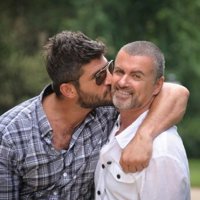 La pareja de George Michael encontró el cuerpo sin vida del cantante en la cama en la mañana de Navidad